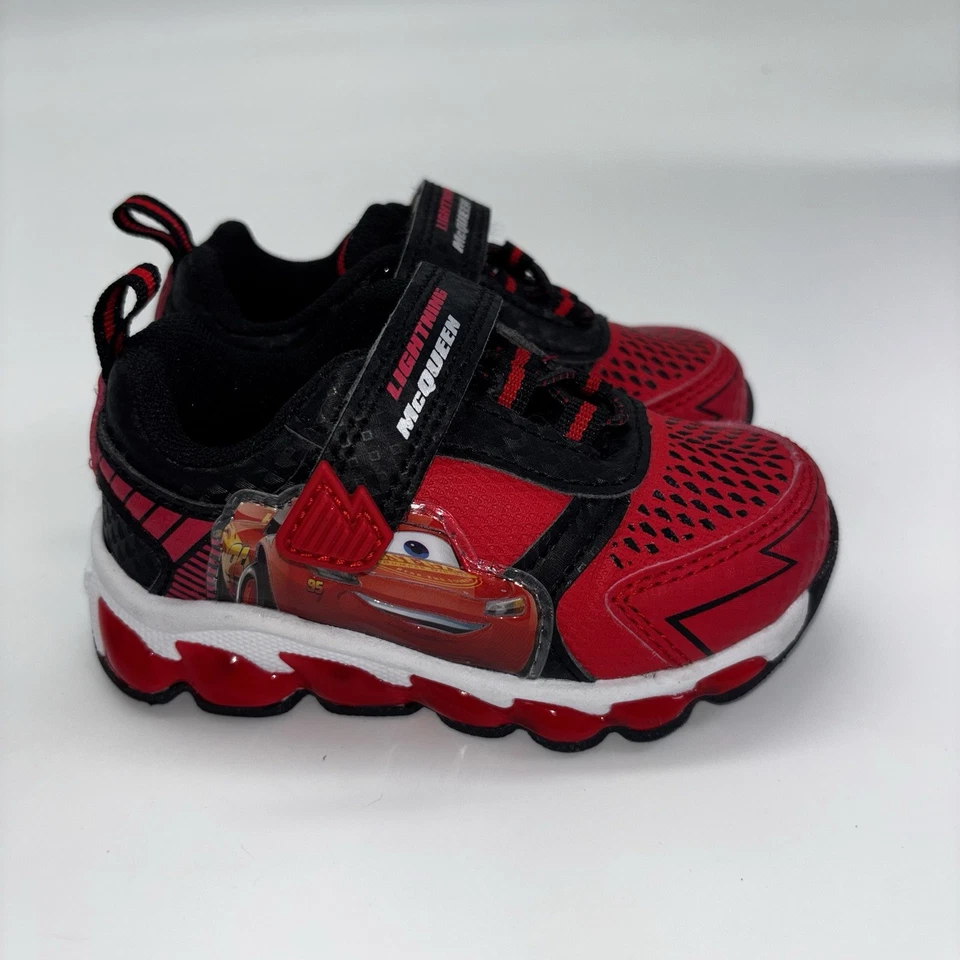 Lightning McQueen 迪士尼皮克斯 学步儿童 Light Up 鞋码 6 钩环闭合 — 第 2/4 张图片