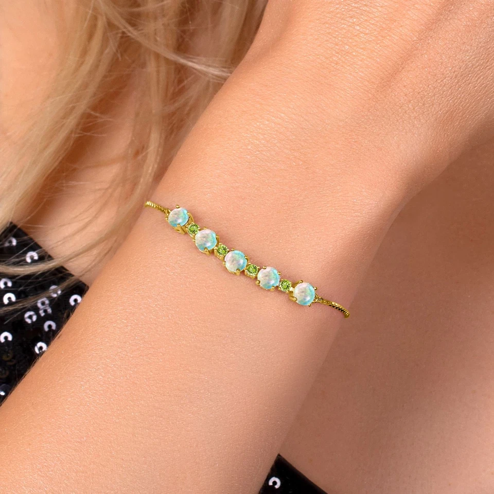 Brazalete de plata chapado en oro amarillo de 18 quilates con peridoto ópalo simulado de cabujón de 2,78 quilates Foto 3 de 4