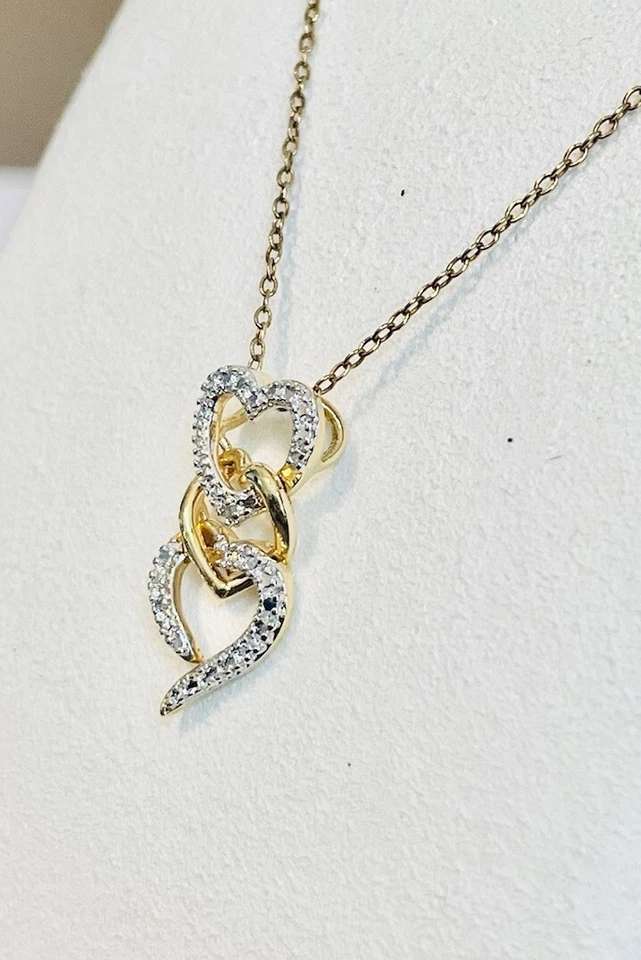 Colgante de tres corazones en plata de ley 925 chapada en oro con cadena de oro de 17 pulgadas Foto 4 de 4