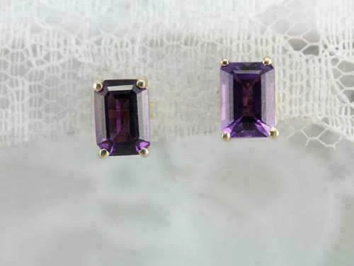 Aretes solitarios de amatista talla esmeralda de 4 quilates para mujer en oro amarillo de 14 quilates Foto 2 de 4