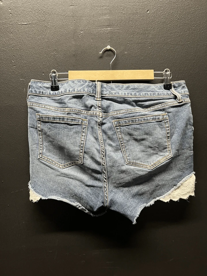 Pantalones cortos de mezclilla para mujer Torrid talla 12 azul blanco encaje elástico Foto 3 de 4