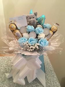 Détails Sur Handmade Baby Boy Bouquet De Fleurs Avec Ferrero Rocher Chocolats Et Bougies Afficher Le Titre Dorigine