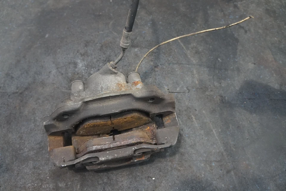 Pinza de freno delantera izquierda y soporte OEM Ferrari Mondial 8 1982 Foto 3 de 4