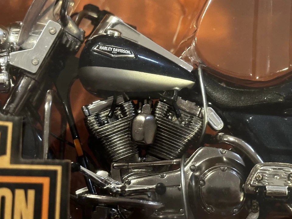 HARLEY DAVIDSON AMERICAN MUSCLE 1:10 2002 Road King Motorcycle ERTL Series-NEW - Image 4 of 4