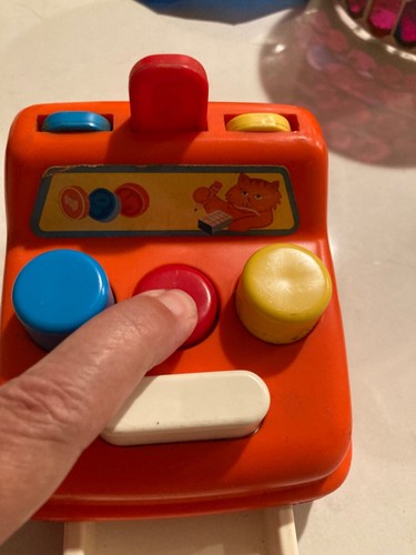 Vintage Tomy Cash Register Toddler Dings Drawer Opens Buttons Pops Up 1 5 and 10 - Picture 4 of 18
