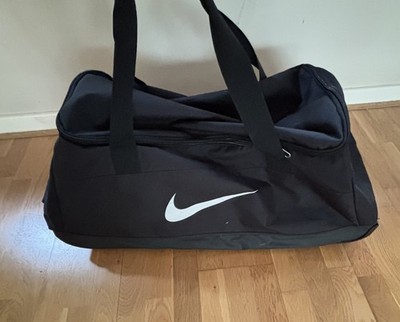 Nike Club Team Swoosh Two Wheeled Rollentasche schwarz 85x40x30 cm