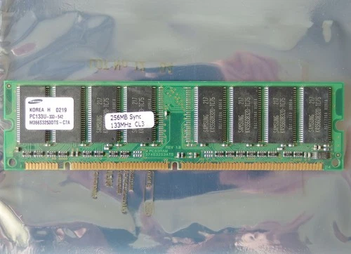 Samsung M366S3253DTS-C7A 256MB PC133 CL3 168-pin DIMM SDRAM