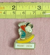 CUTE Vintage Mount Snow Snoopy Vermont Ski Resort Skiing Hat Jacket Lapel Pin