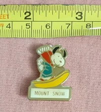 CUTE Vintage Mount Snow Snoopy Vermont Ski Resort Skiing Hat Jacket Lapel Pin