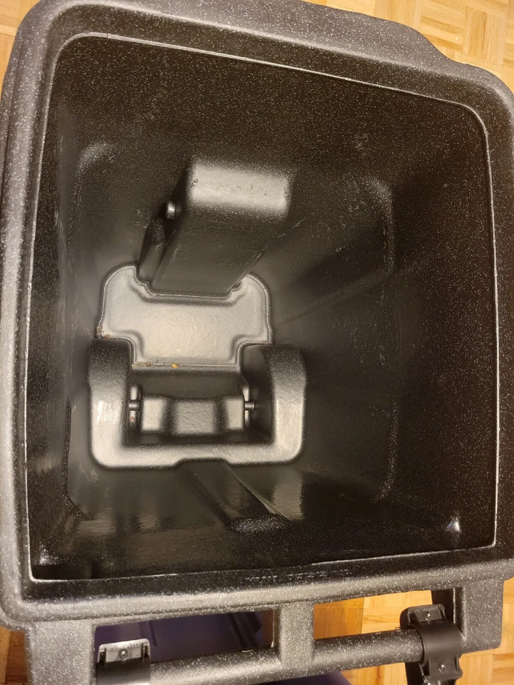 Tres botes de basura Toter de plástico de 48 galones nuevos. Foto 2 de 3