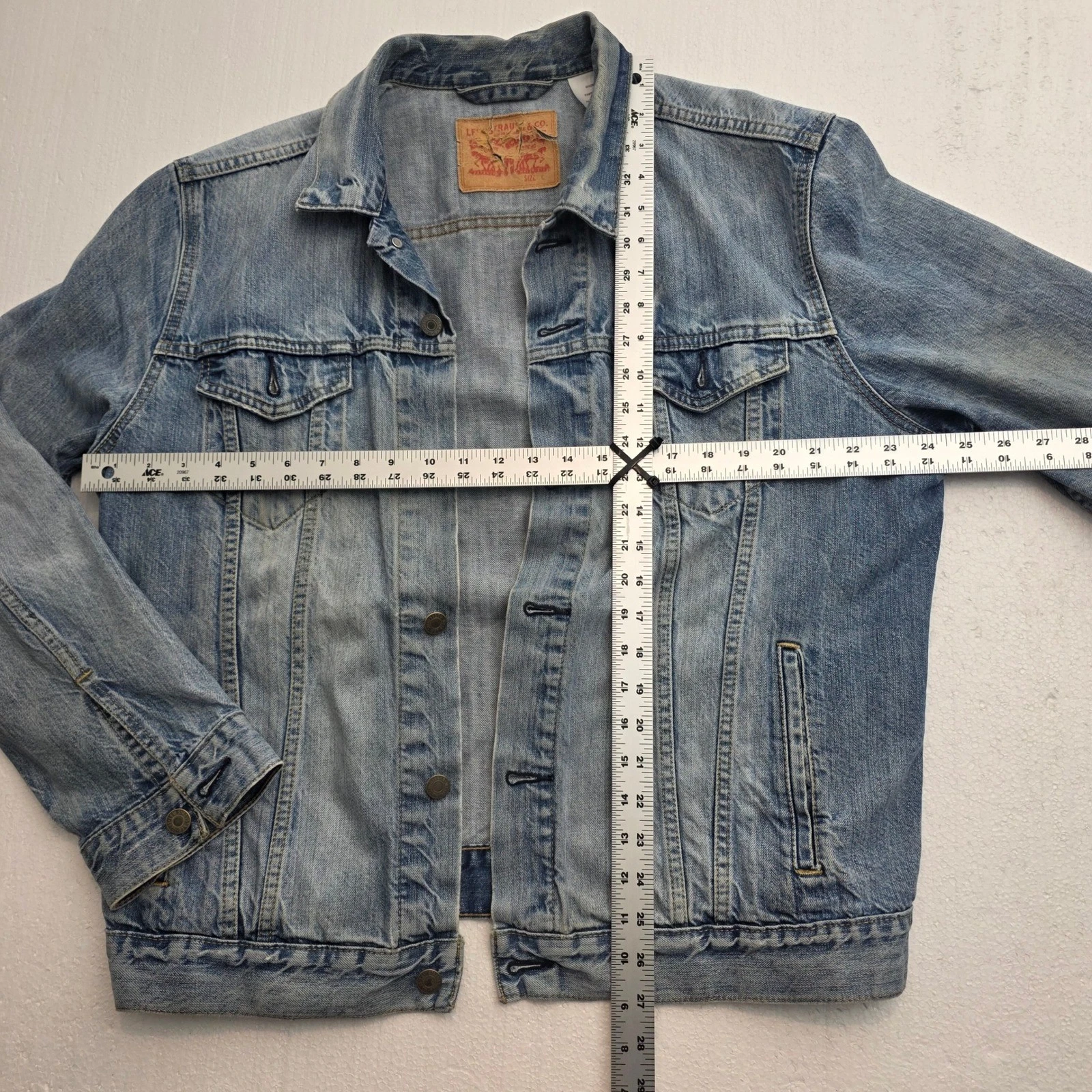 Levis Mens Trucker Jacket Light Wash Blue Denim Button Front Size L image 4