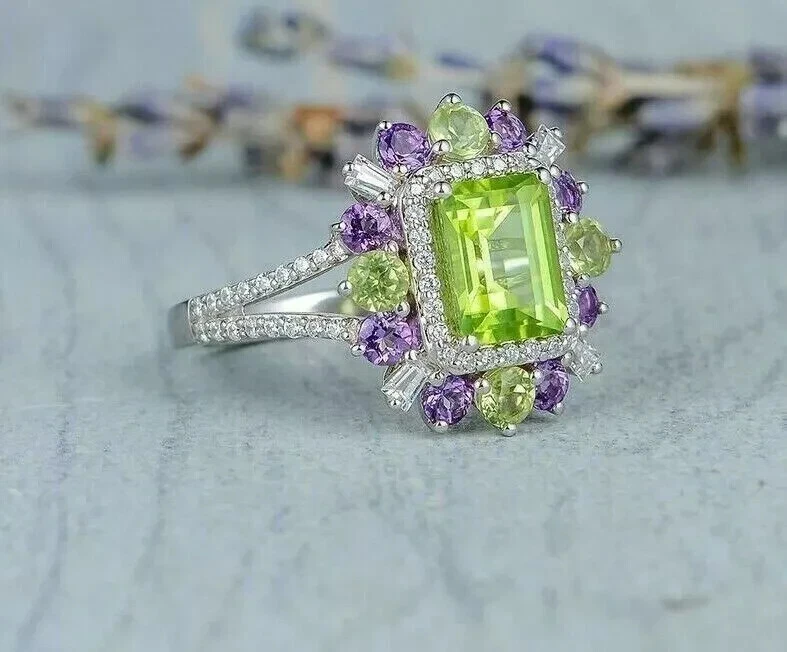 Anillo de vástago dividido con halo creado en laboratorio de peridoto corte esmeralda de 4 quilates enchapado en oro blanco de 14 quilates Foto 2 de 4