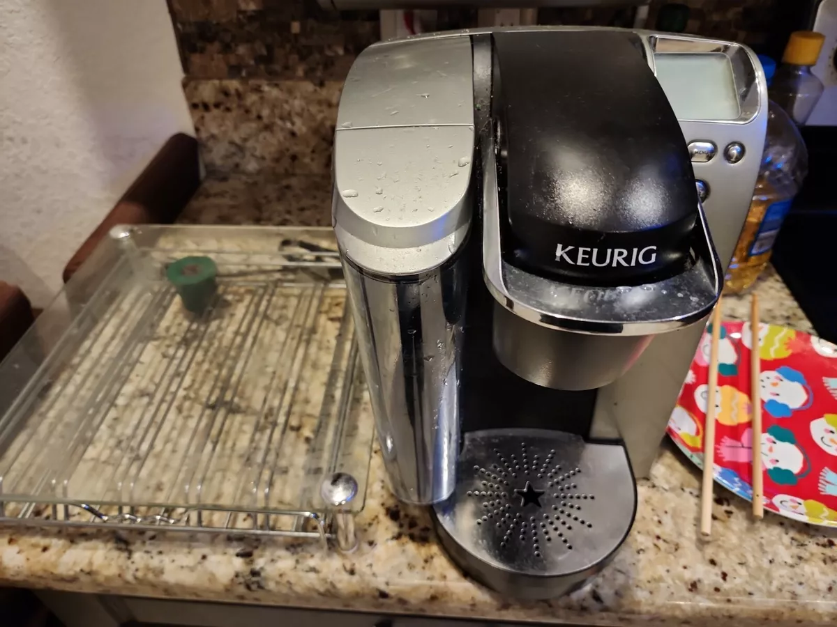 KEURIG BREWING SYSTEM COFFEE MAKER Model B70 w tray reusable k cup