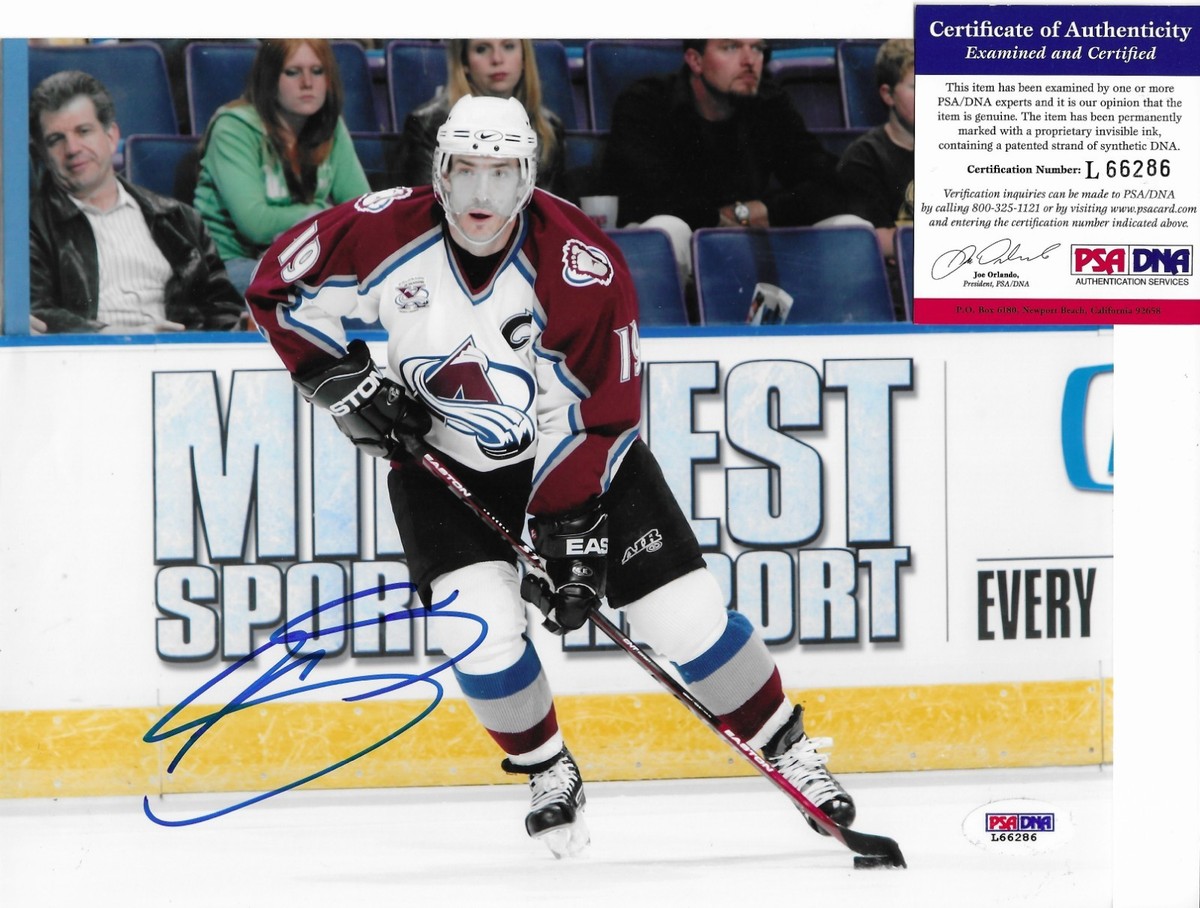 Joe Sakic Signed 8x10 Photo Autographed PSA/DNA Colorado Avalanche