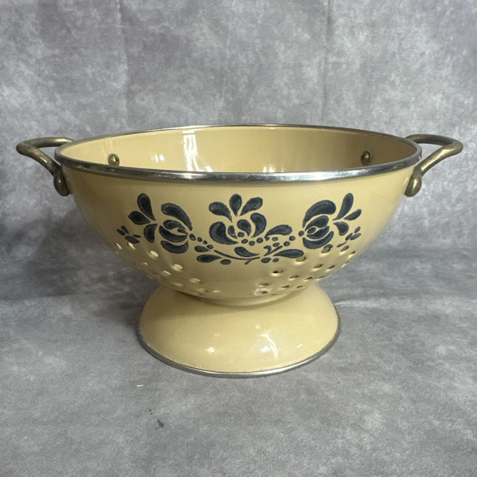1980s Pfaltzgraff Folk Art Metal Colander Food Strainer Footed Tan Blue Floral