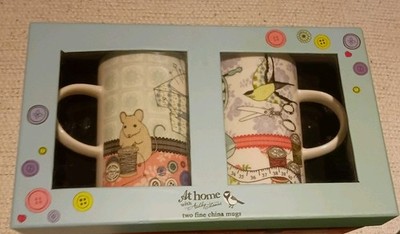 Zu Hause bei Ashley Thomas. 2 Fine China Tassen in Geschenkbox ca. 12 cm hoch