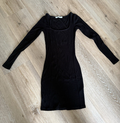 NA-KD Damen Minikleid Gr. XS schwarz kurz Langarm Ripp Rundhals unifarben