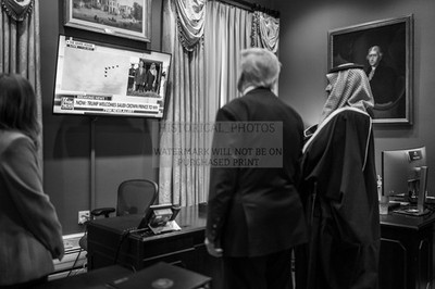 DONALD TRUMP & CROWN PRINCE SAUDIA ARABIA ON THE NEWS 4X6 POSTCARD PHOTO