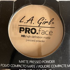 LA Girl HD Pro Matte Powder – Classic Ivory, Mattierendes Gesichtspuder Mit Schwamm