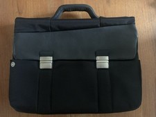Valigetta NAVA doppia chiusura in nylon nero con striscia in pelle e maniglia per il trasporto