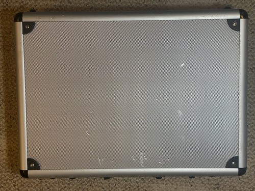 Silver Aluminum Briefcase 18” X 13” X 4 1/2” With Combination Locks - 第 5/14 張圖片