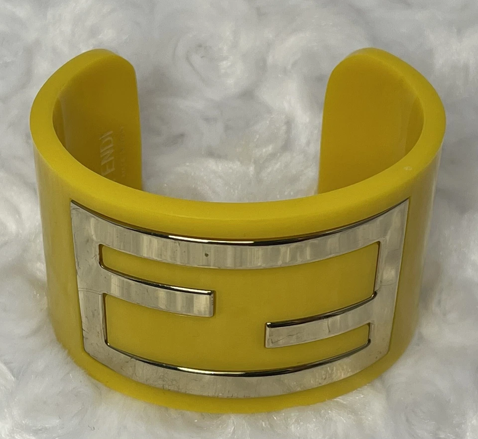 Brazalete Fendi de resina amarilla Foto 2 de 4