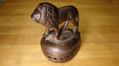 CAMPANA DE ESCRITORIO DE HOTEL LEÓN DE LATÓN RARA DE COLECCIÓN Buen Estado - Imagen 8 de 8