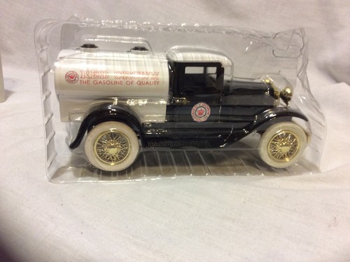Model A Tanker Die Cast Lockable Coin Bank 1:25 Scale Red Crown Gasoline Limited - Picture 3 of 5