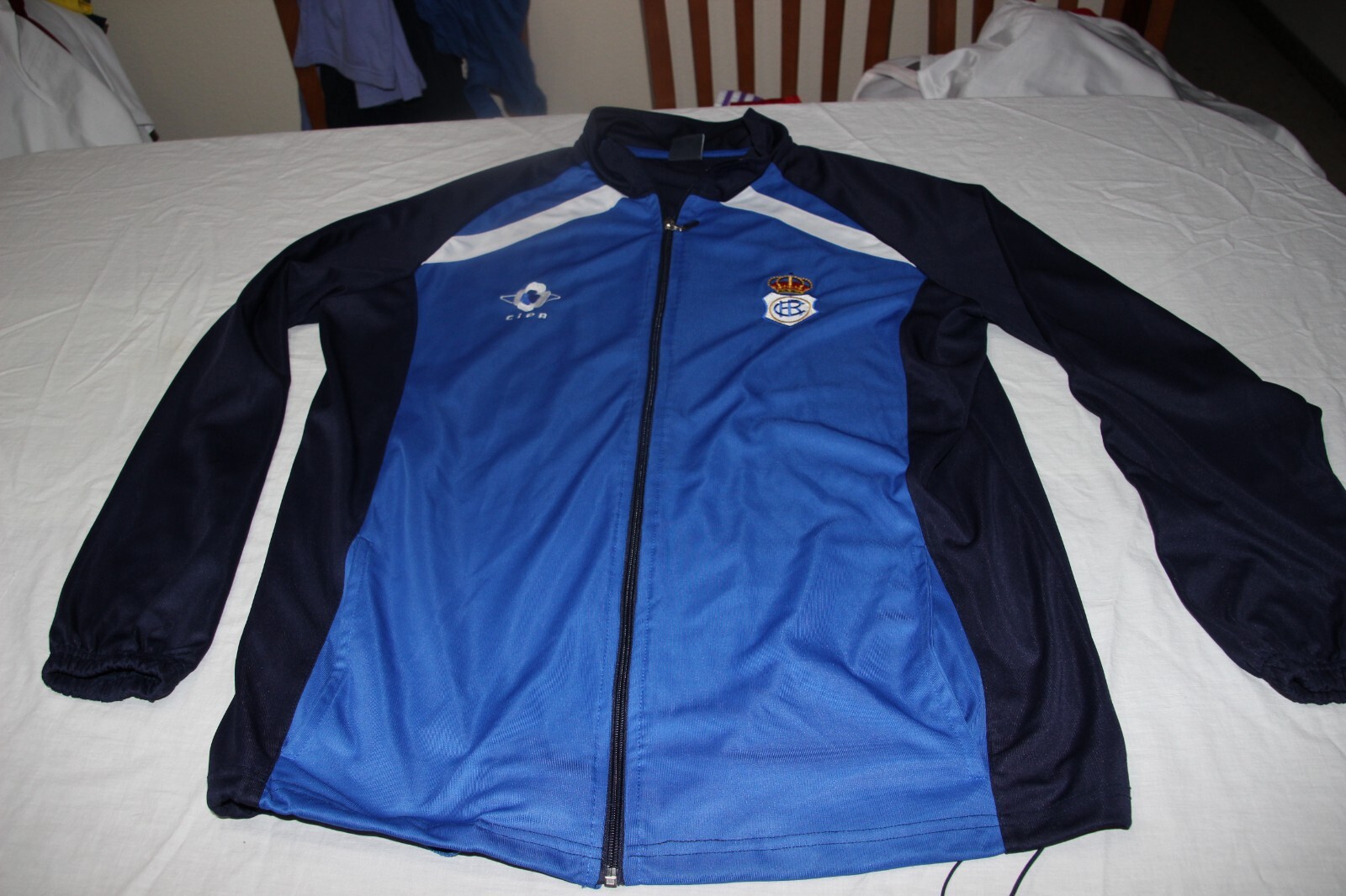 CHAQUETON CHUBASQUERO OFICIAL DEL HUELVA DE MARCA CIPA TALLA XL MUY COTIZADO