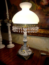ANTICA LAMPADA IN PORCELLANA CAPODIMONTE CON PARALUME IN OPALINE ,H CM 46