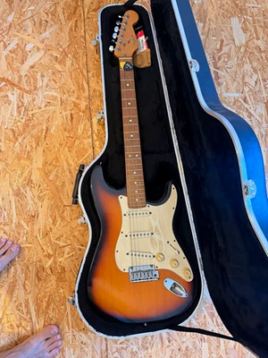 Fender Stratocaster E-Gitarre Sunburst 6-saitig Rechtshänder 21 Bünde 2002 - Bild 1 von 4