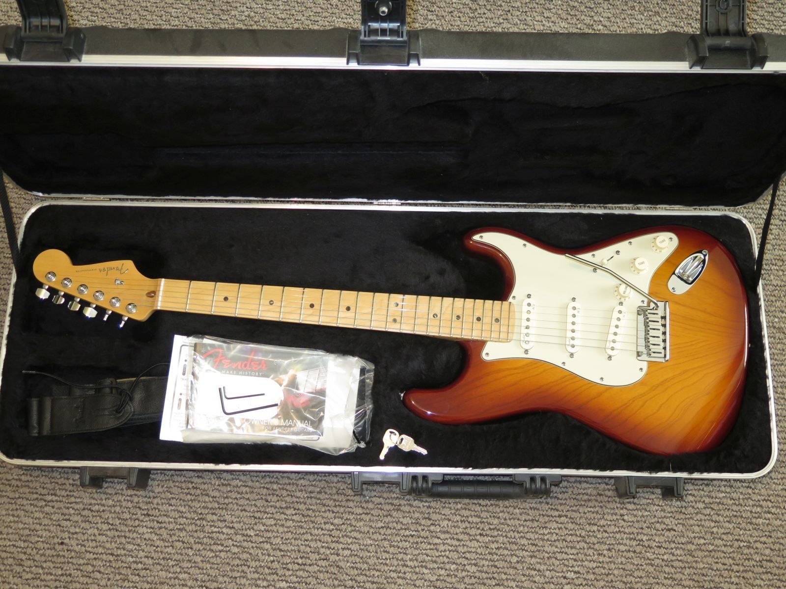 2011 Fender American Deluxe Ash Stratocaster electric guitar w/ case / NEAR MINT