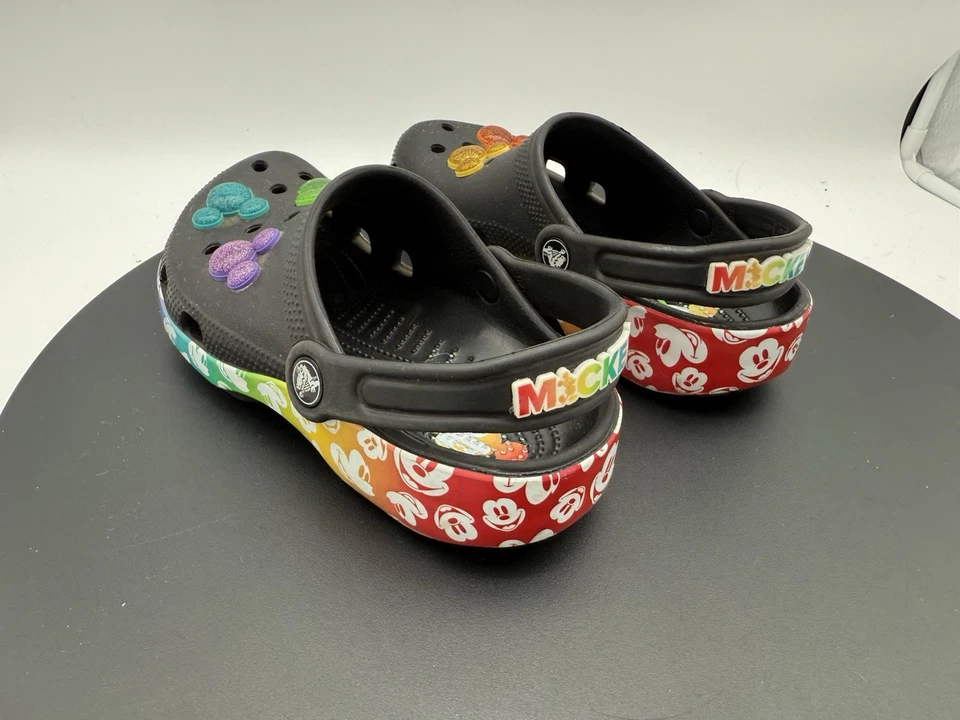 Zueco para niños Crocs Disney Mickey Mouse talla 2 celebración arco iris, ¡muy bonito! Foto 4 de 4