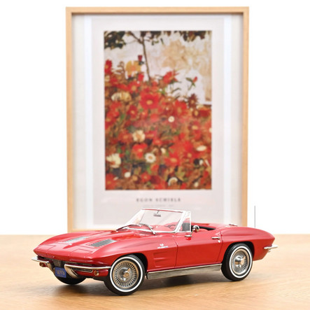 Corvette Sting Ray cabriolet 1963 rouge Norev pour décoration de bureau vintage