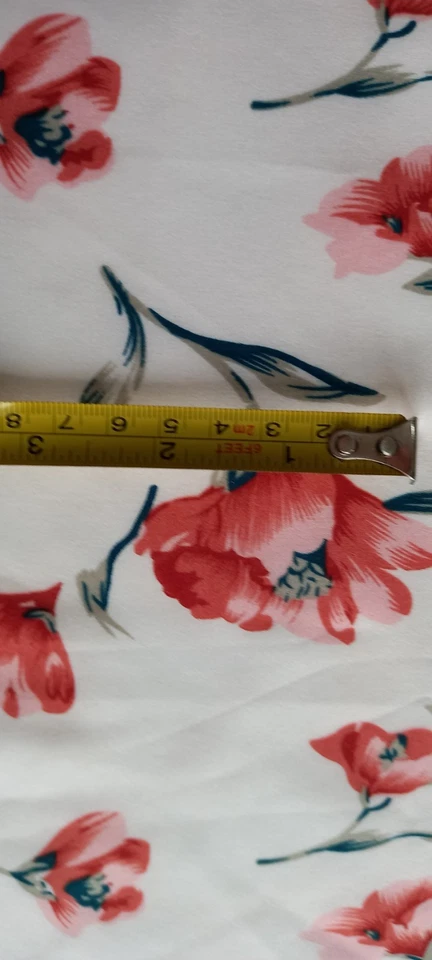 Tela Viscosa Floral 150x150 cm - Flores Rojo Azul sobre Blanco - Ligera Suave  Foto 4 de 4