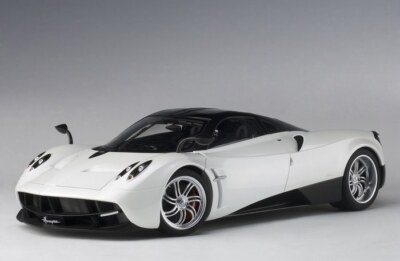 AUTOart 12231 - 1/12 Composite  Pagani Huayra (white/silver wheels) 2011