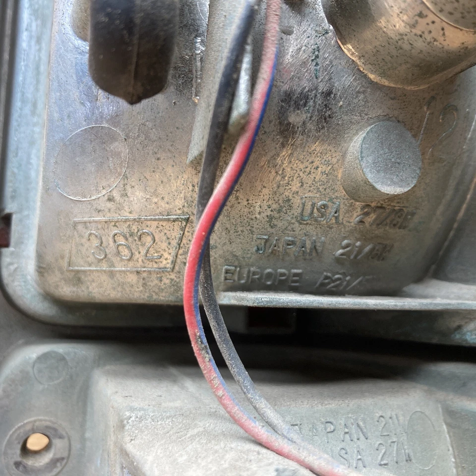 1994 - 1997 HONDA PASSPORT REAR LEFT DRIVER SIDE TAIL LIGHT OEM, 166-58370 B-2 - Image 4 of 4