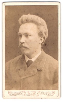 Fotografie J. Rasmussen, Assens, 60 Östergade, Portrait Herr mit Schnauzbart im 
