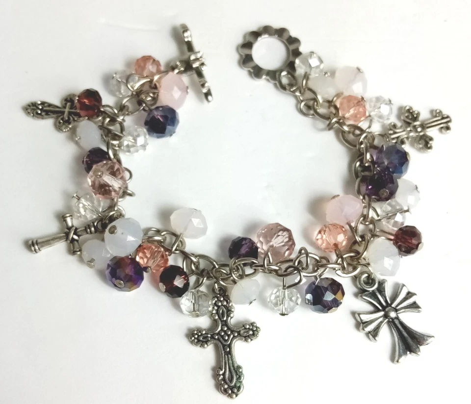 Pulsera de eslabones de cadena con piedra lunar facetada y otros cristales y cruces religiosas Foto 4 de 4