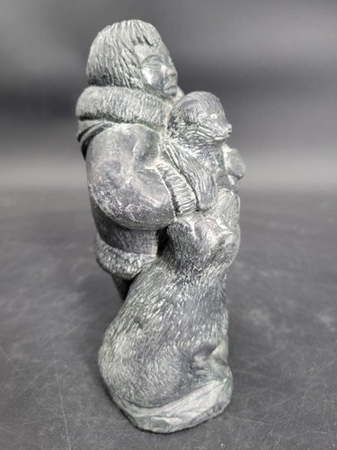 Vintage Wolf Original Canada Soapstone Hand Carved Inuit Man w/ Dogs Sculpture - Picture 21 of 24