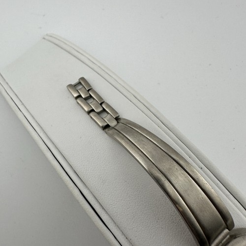 Rusty Wristwatch Silver Tone Oval Blue Face Working 2000’s, Has New Battery - Picture 10 of 15