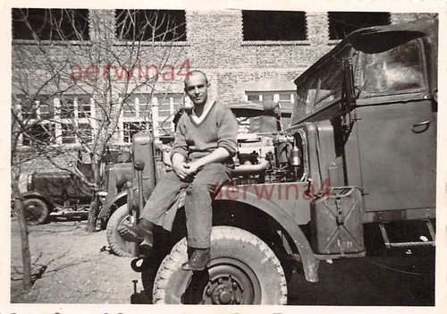 Soldat auf Motorhaube auf geländegängiger LKW Warschau Polen