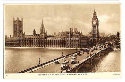 Houses of Parliament PPC unbespielt, Zwischenkrieg, zeigt viel Busverkehr auf Brücke