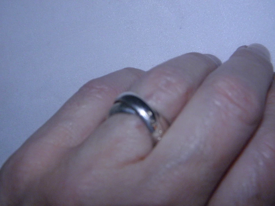 ANILLO RODANTE DE DISEÑO CRUZADO POR "GUESS" MONTURA DE PLATA NUEVO SE ADAPTA A 6 1/2 a 7 Foto 3 de 4