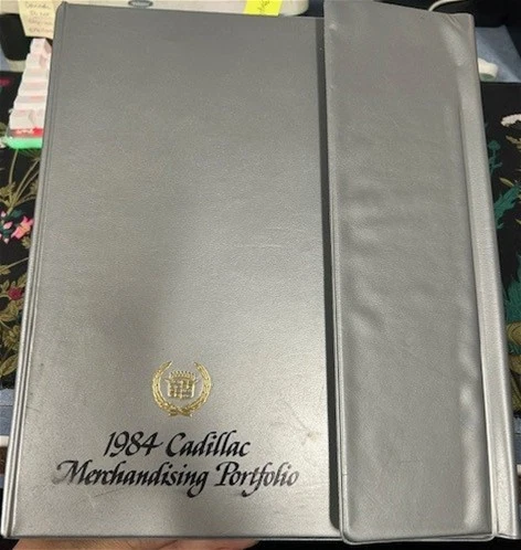 Cadillac Merchandising Portfolio 1984 concesionario sala de exposición álbum libro de datos tapicería Foto 3 de 4
