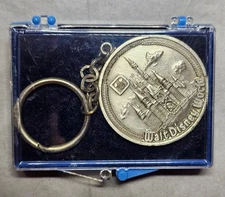 Vintage WALT DISNEY WORLD CASTLE Coin Keychain Liberty Square Fantasy Land NIB