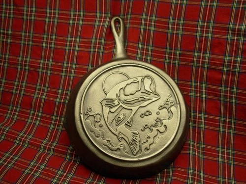 NICE VTG 3 NOTCH HEAT RING LODGE CAST IRON SKILLET SITS FLAT JUMPING BASS FISH