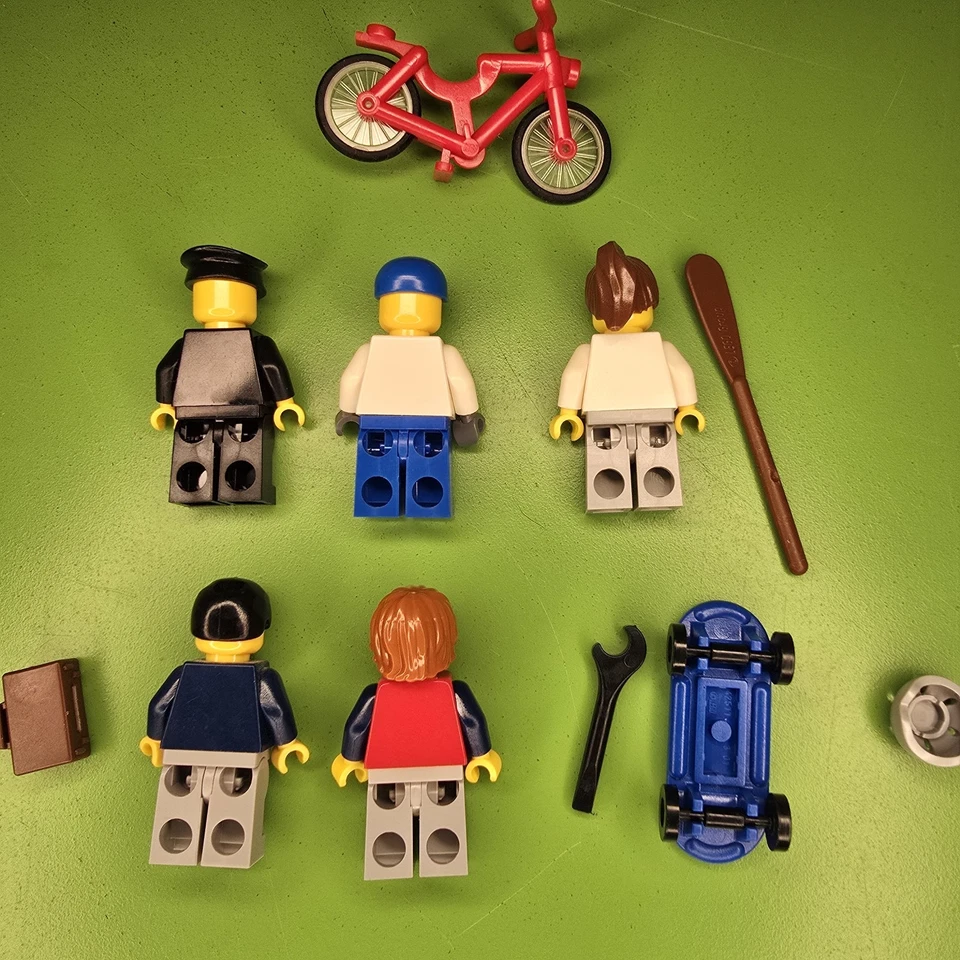 LEGO CITY: City Corner (7641) Clean, Complete, & Sorted W/ Minifigures & Inst. - Image 3 of 4