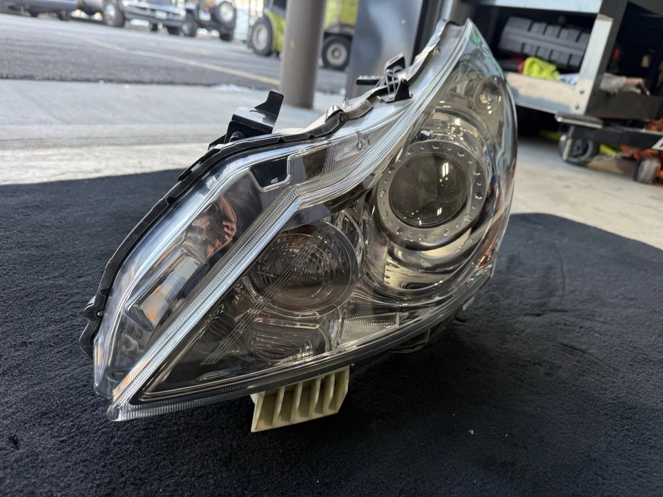 Левая ксеноновая фара со стороны водителя для седана Infiniti G37 2010–2013 годов от оригинального производителя - Изображение 4 из 4