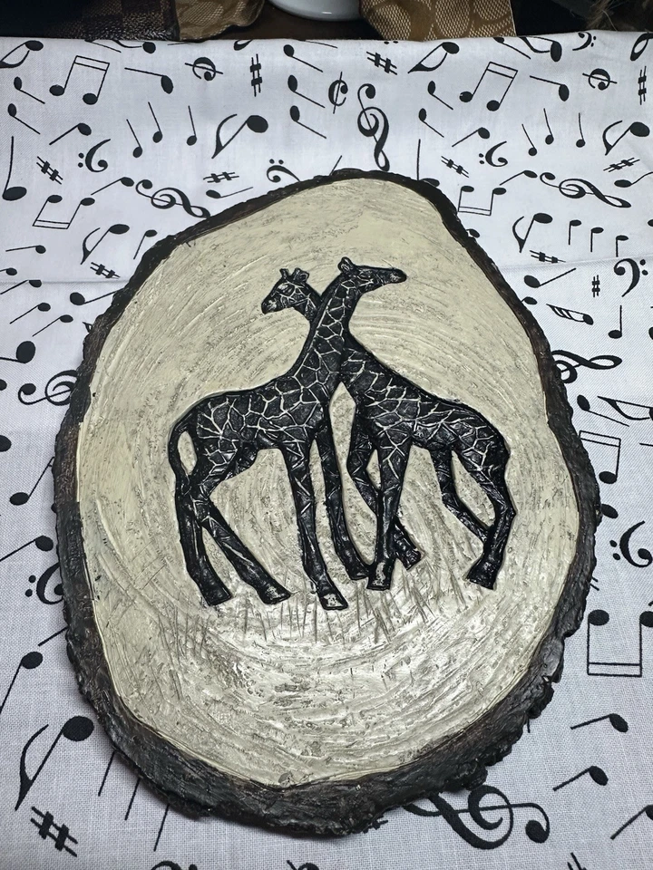 Arte de pared con estampado de jirafa y placas de león del reino animal de Disney Foto 3 de 4